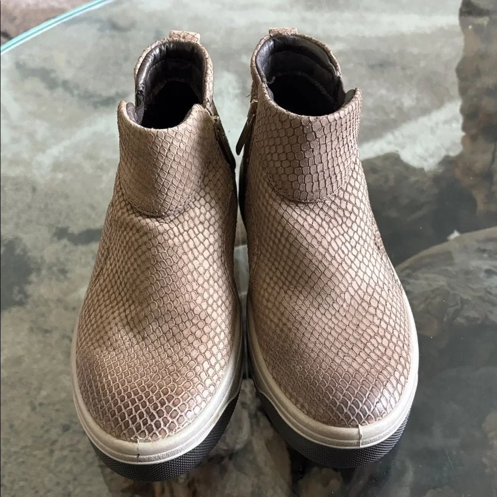 Igo&Co Women's Tan Snake Print High-Top Sneakers